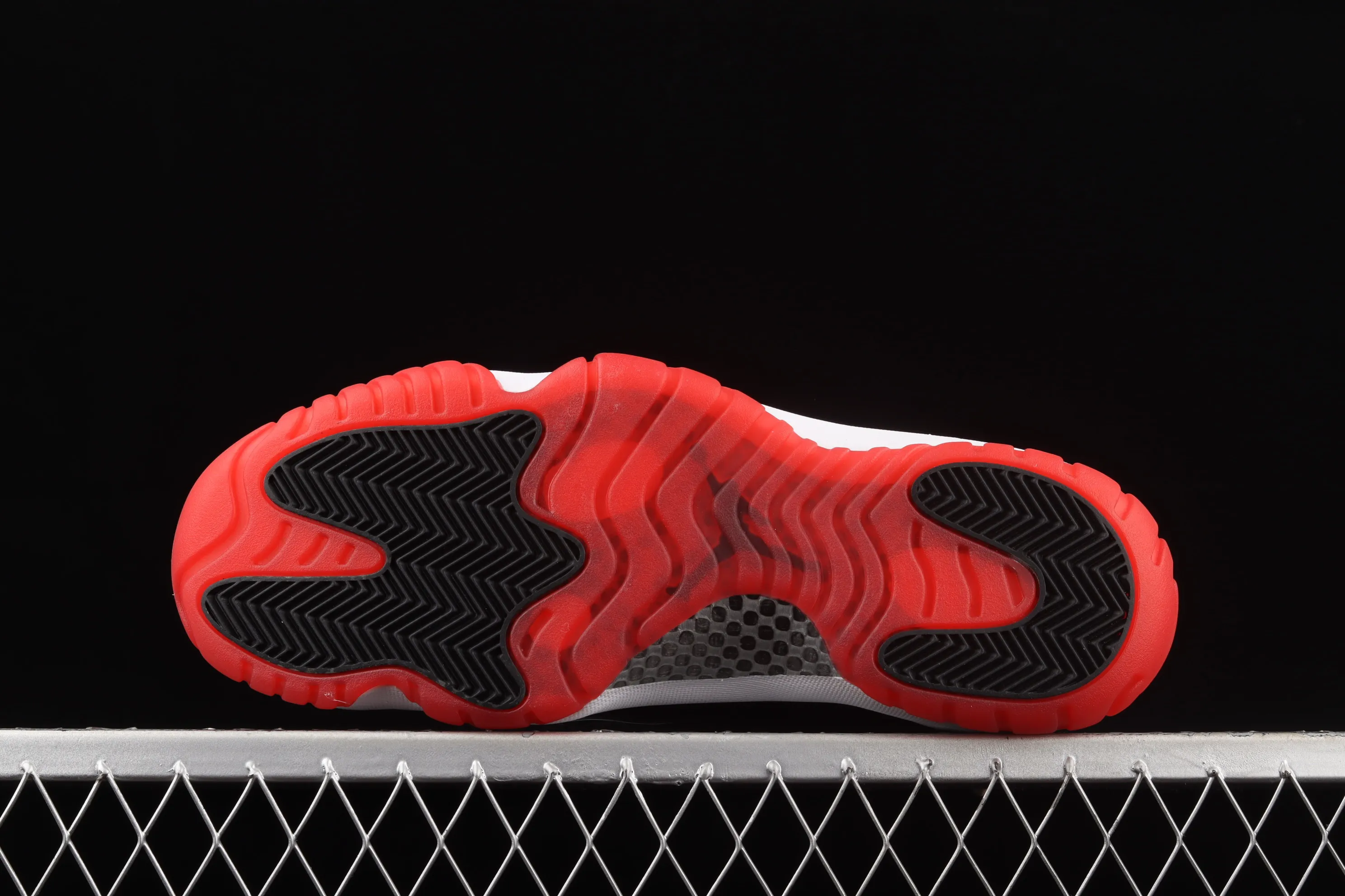 All categories Air Jordan Jordan series basketball shoes Air Jordan 11 Z version Air Jordan 11 Retro Low AJ11 Joe 11 low-top patent leather black and red top layer genuine carbon AV2187-160